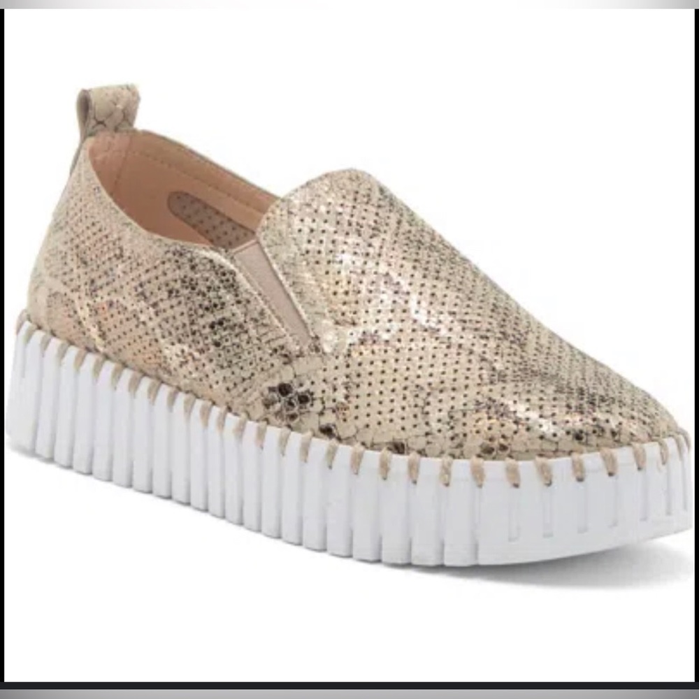 Tulip Wht/ snake skin shoe. Like new/pristine condition! Ready to ship!